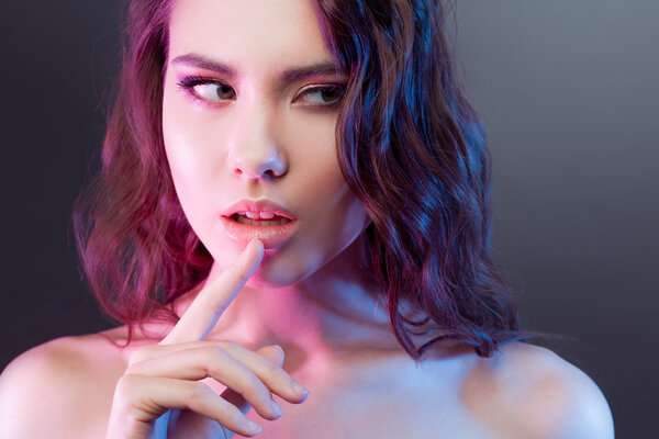 Привлекательная юная брюнетка прижимает палец к его губам. Эффект тонизации
.