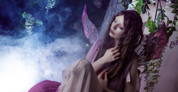 Joven mujer hermosa a imagen de hadas, bosque oscuro mágico —  Fotos de Stock