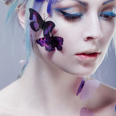 Güzel kız ve kelebek. Yaratıcı makyaj. Tonlama ile portre