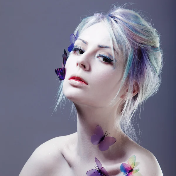 Güzel kız ve kelebek. Yaratıcı makyaj. Tonlama ile portre — Stok fotoğraf