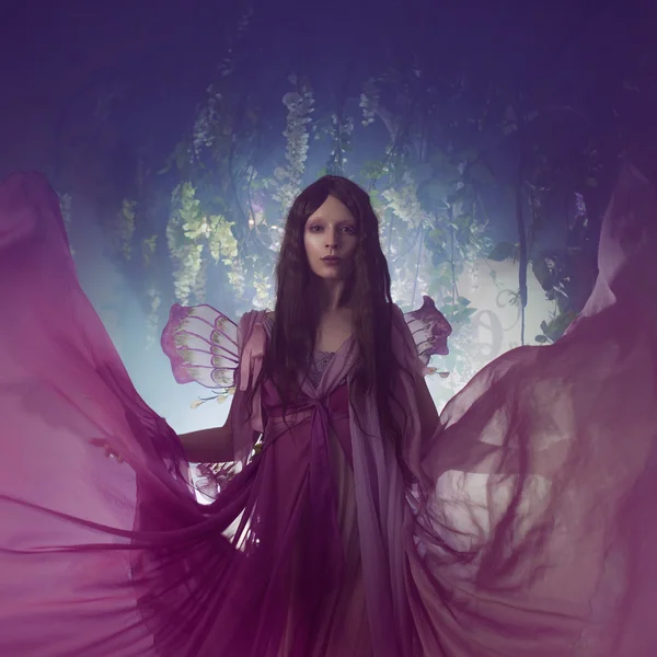 Joven mujer hermosa a imagen de hadas, bosque oscuro mágico —  Fotos de Stock