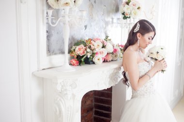 Portre bir buket çiçek ile güzel gelin. Düğün dekorasyon