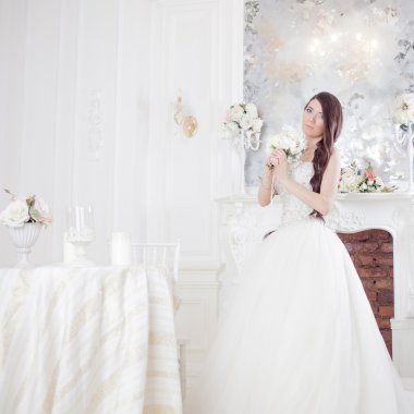 Portre bir buket çiçek ile güzel gelin. Düğün dekorasyon