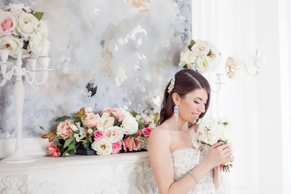Porträt schöne Braut mit einem Strauß Blumen. Hochzeitsdekoration — Stockfoto