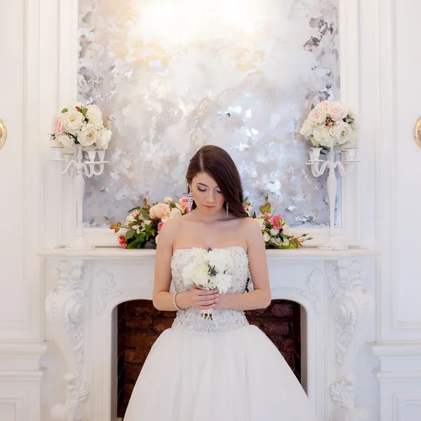 Portret mooie bruid met een boeket bloemen. Bruiloft decoratie. Voorzijde — Stockfoto