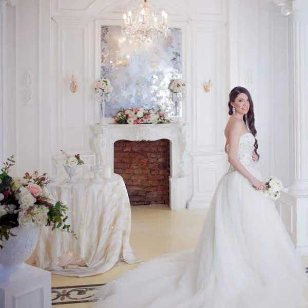 Portrait of beautiful bride. Wedding decoration. Luxurious light interior — Stock Photo, Image