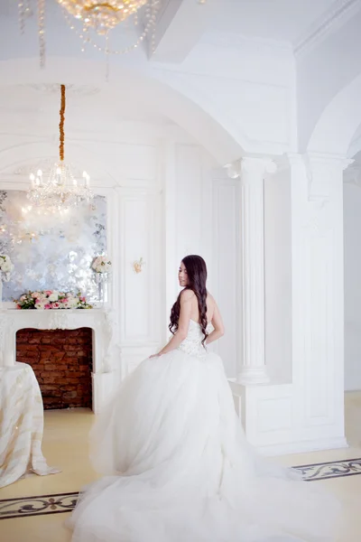 Porträt der schönen Braut. Hochzeitsschmuck. luxuriöses helles Interieur — Stockfoto
