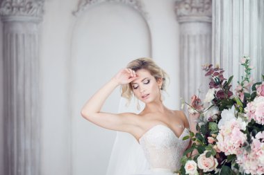 Lüks gelinlik büyüleyici genç gelin. Güzel kız, fotoğraf stüdyosu