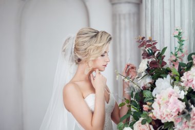 Lüks gelinlik büyüleyici genç gelin. Güzel kız, fotoğraf stüdyosu