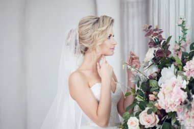 Lüks gelinlik büyüleyici genç gelin. Güzel kız, fotoğraf stüdyosu