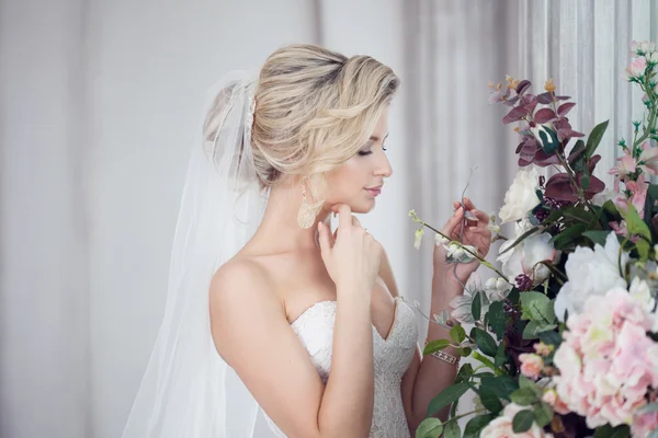 Charmante jonge bruid in luxe trouwjurk. Mooi meisje, de foto Studio — Stockfoto