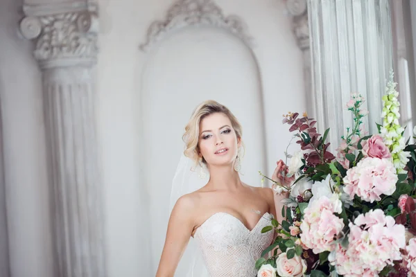Charmante junge Braut im luxuriösen Hochzeitskleid. hübsches Mädchen, das Fotostudio — Stockfoto