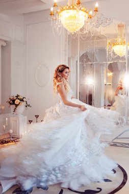 Lüks düğün elbise genç güzel gelin. Tren ile dev kabarık etek. Lüks ışık iç