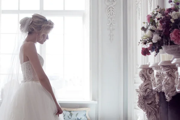 Jovem noiva encantadora em vestido de casamento luxuoso. Menina bonita, a foto Studio — Fotografia de Stock