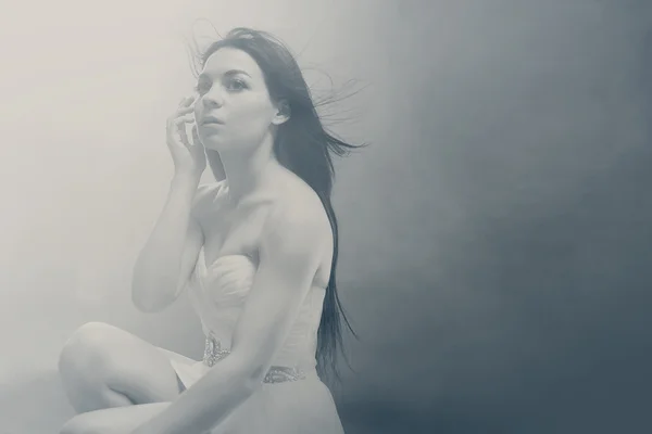 吸引力的年轻女性，在神秘的薄雾中的肖像. — 图库照片