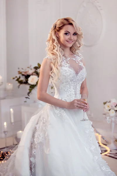 Schöne Mädchen Braut in einem herrlichen Kleid. luxuriöses helles Interieur — Stockfoto