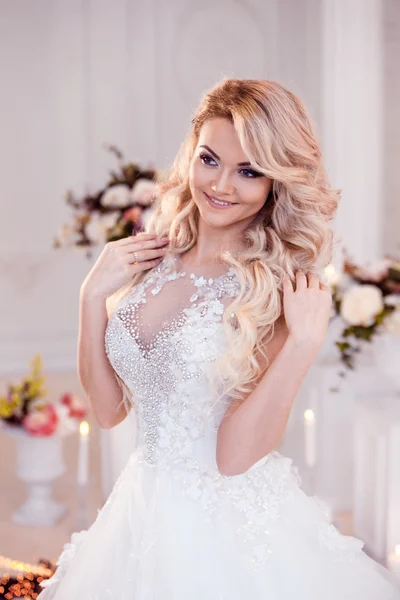 Schöne Mädchen Braut in einem herrlichen Kleid. luxuriöses helles Interieur — Stockfoto