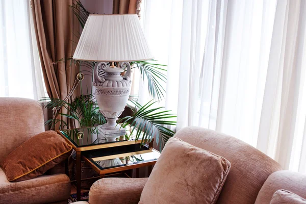 Living room interior in warm tones. Two leather sofas with cushions, lamp on the table — Stock Photo, Image