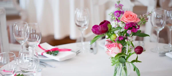 Banquete de casamento, pequeno restaurante floral, decoração em estilo vermelho, informal . — Fotografia de Stock