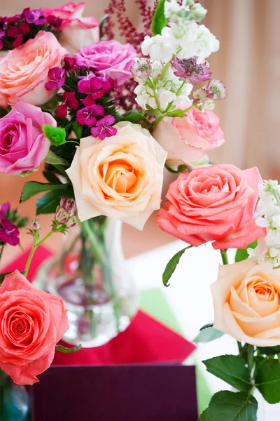 Esküvői bankett, kis étterem virág, piros, kötetlen stílusú díszítéssel. — Stock Fotó