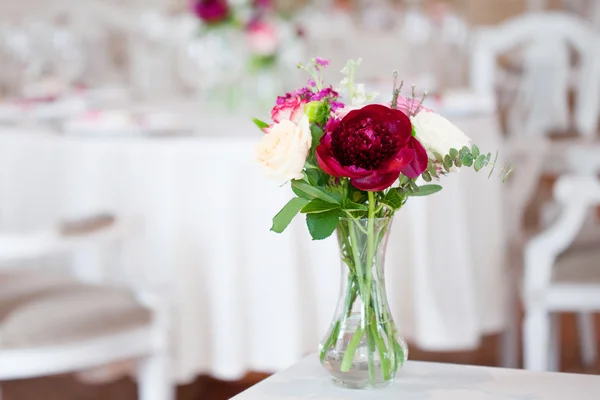 Hochzeitsbankett, kleines Restaurant, florales Dekor in rot, informeller Stil. — Stockfoto