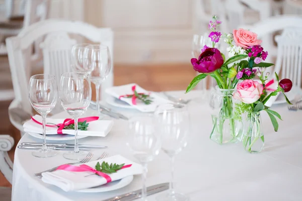 Banquete de casamento, pequeno restaurante floral, decoração em estilo vermelho, informal . — Fotografia de Stock