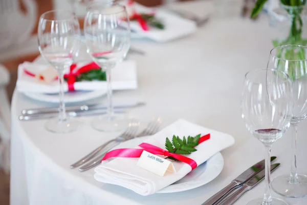 Svatební hostina, květinové malé restaurace, výzdoba v červené, neformální styl. — Stock fotografie