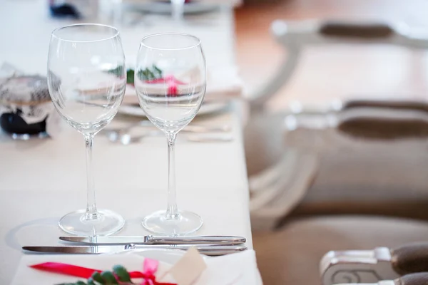 Banquete de casamento, pequeno restaurante floral, decoração em estilo vermelho, informal . — Fotografia de Stock