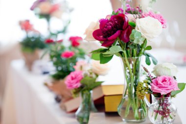 Düğün ziyafeti, küçük bir restoran. Kırmızı çiçek dekoru, gayri resmi tarzı.