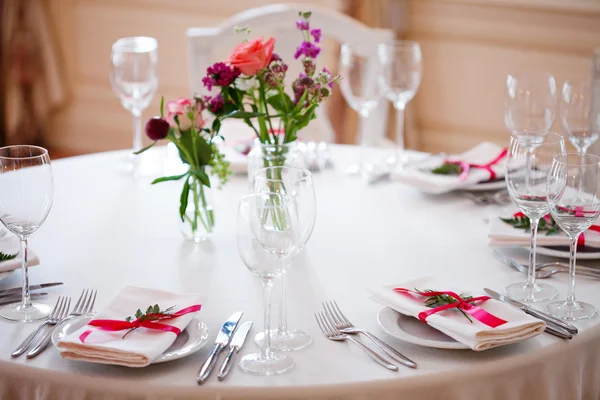 Przyjęcie weselne, mała restauracja kwiatowy, wystrój w stylu czerwony, nieformalne. — Zdjęcie stockowe