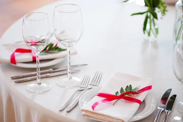 Banchetto di nozze, piccolo ristorante floreale, arredamento in rosso, stile informale . — Foto Stock