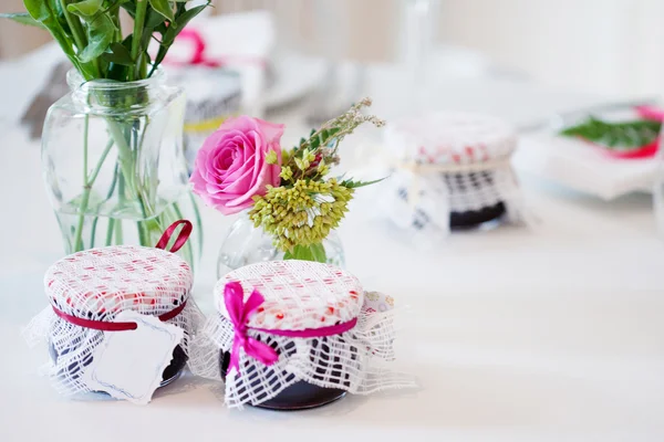 婚宴，红色花卉装饰，果酱罐 — 图库照片