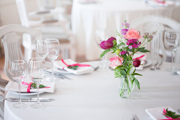 Wedding banquet, small restaurant. Floral decor in red, informal style.