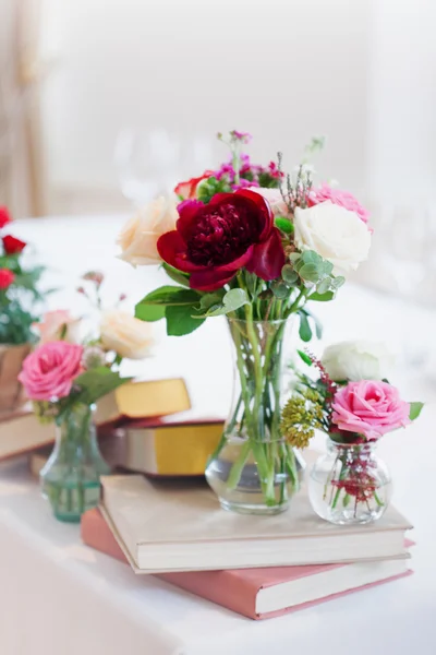 Banquete de bodas, pequeño restaurante. Decoración floral en rojo, estilo informal . — Foto de Stock