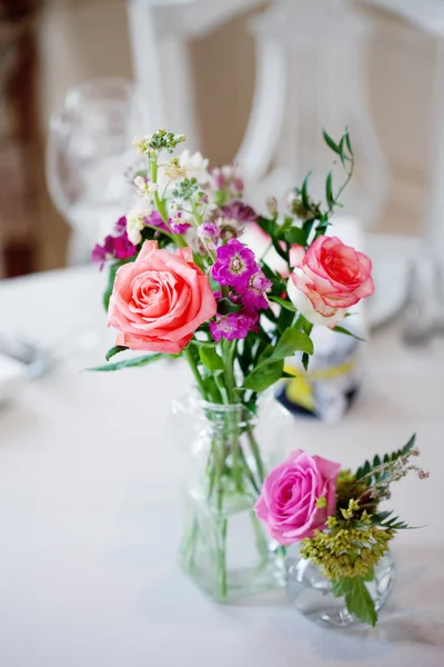 Bröllopsfest, liten restaurang. Blommig dekor i röd, informell stil. — Stockfoto