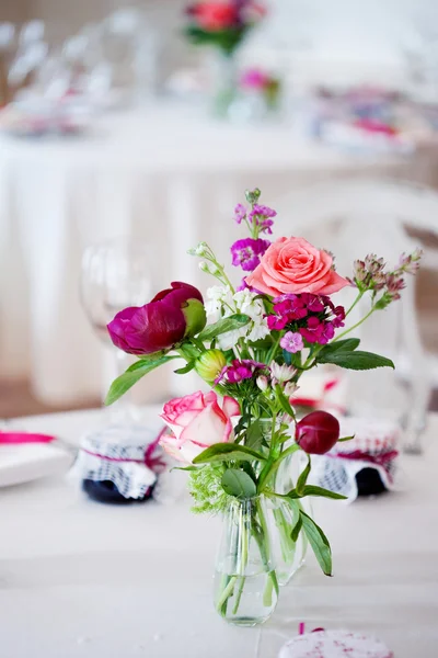 Весільний бенкет, невеликий ресторан. Квітковий декор в червоному, неформальному стилі . — стокове фото