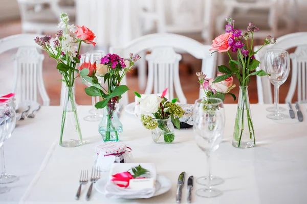 Banquete de casamento, pequeno restaurante. Decoração floral em estilo vermelho, informal . — Fotografia de Stock