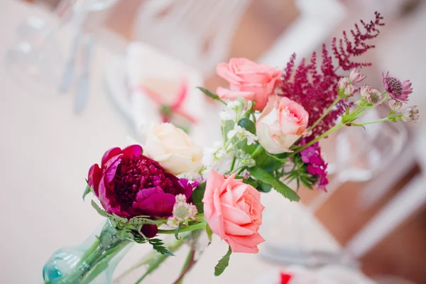 Bellissimo bouquet romantico di rose e fiori di campo, stile informale — Foto Stock