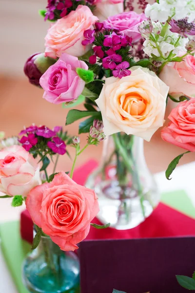 Bellissimo bouquet romantico di rose e fiori di campo, stile informale — Foto Stock