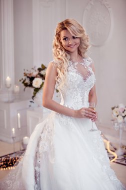 Muhteşem bir elbise içinde güzel kız gelin. Lüks ışık iç