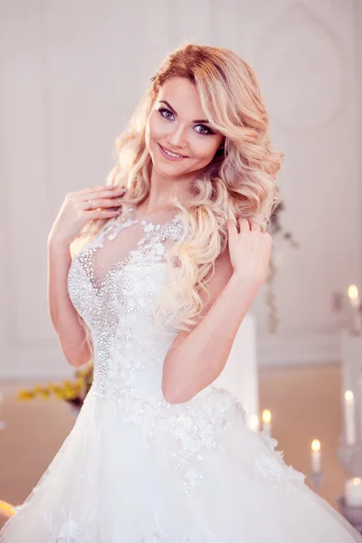 아름 다운 드레스에서의 아름 다운 소녀 신부 고급 스러운 밝은 인테리어 — 스톡 사진