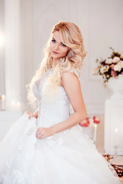 Krásná dívka nevěsta v nádherné šaty. Luxusní světle interiér — Stock fotografie