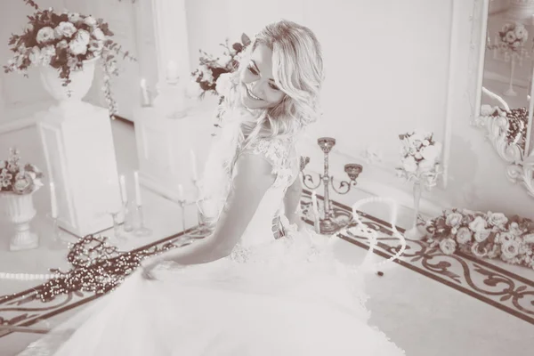 Schöne Mädchen Braut in einem herrlichen Kleid. luxuriöses helles Interieur. Ockerfarbene Tonung — Stockfoto
