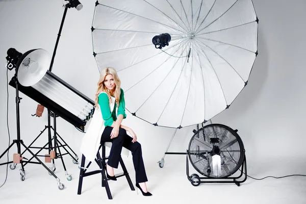 Ung vacker kvinna i studion, belysning strålkastare på bakgrunden — Stockfoto
