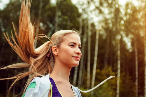 Glada och friska flicka löpare på vägen, morgonjogg — Stockfoto