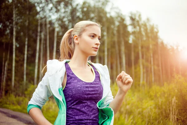 Chica feliz y saludable corredor en el camino, trote de la mañana — Foto de Stock