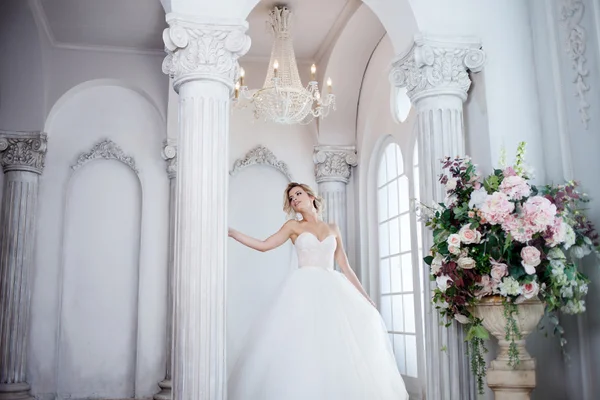 Charmante junge Braut im luxuriösen Hochzeitskleid. hübsches Mädchen, das Fotostudio — Stockfoto