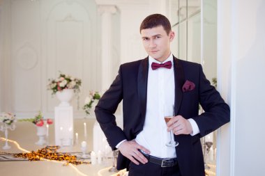 Düğünde, damat bir kadeh şampanya ile genç adam