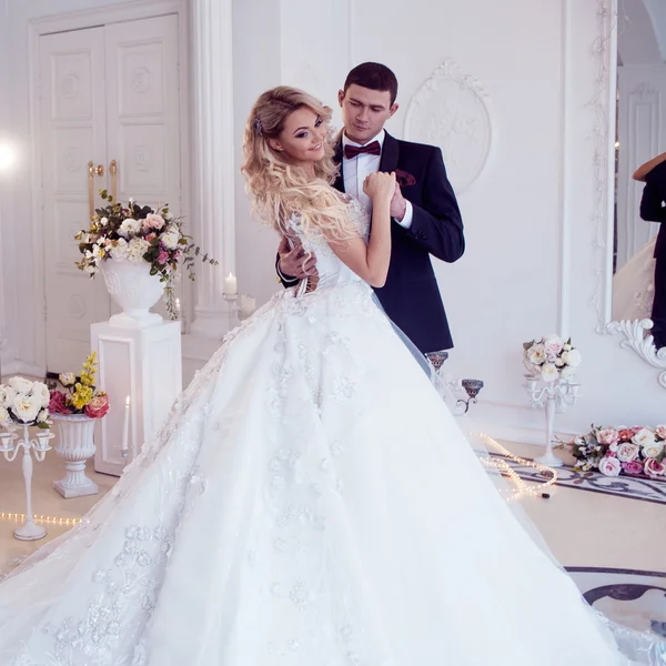 Schönes junges Paar, das Brautpaar. luxuriöses helles Interieur — Stockfoto