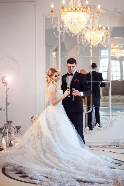 Beau jeune couple, les mariés. Luxueux intérieur lumineux — Photo